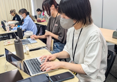 学生たちがロゴを制作している様子